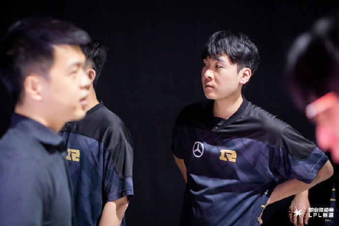 赛地聚焦：足总杯冲刺阶段热度飙升，广东宏远主帅复盘，底气十足，轮换策略成焦点的简单介绍