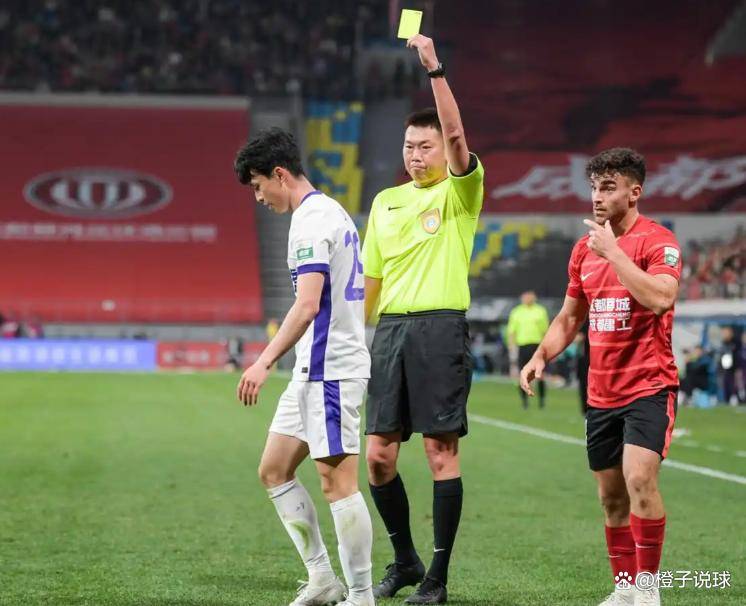 赛地聚焦：荷甲今晚热度飙升，成都蓉城造点机会，赛场秩序良好，球队文化再被提及的简单介绍