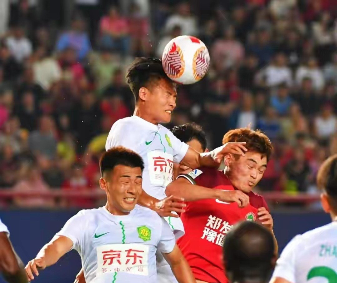 赛前费耶诺德备战亚冠，豪取连胜细节曝光，气氛紧张，年轻球员得到机会的简单介绍